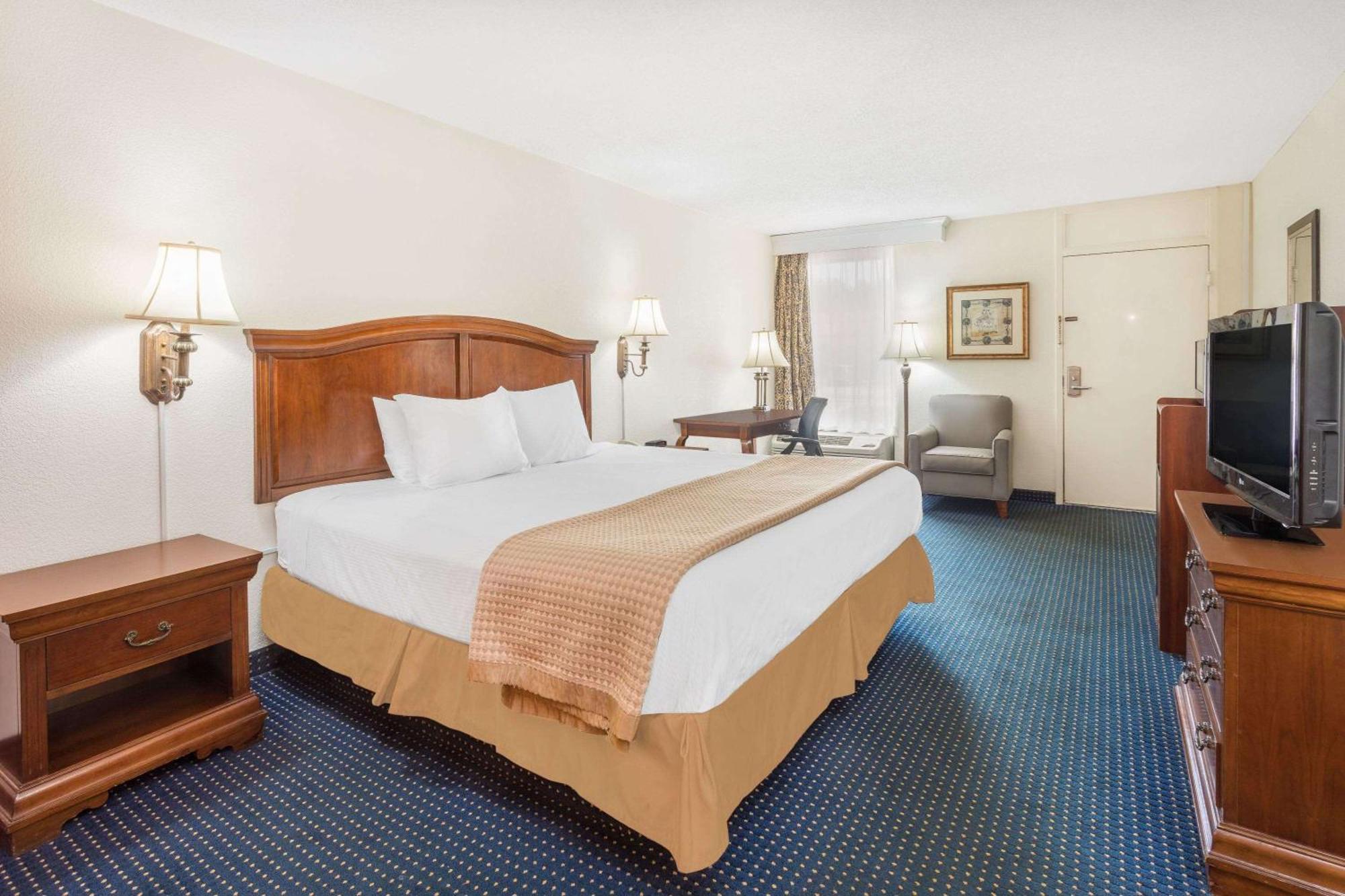 Hotel Baymont By Wyndham Rocky Mount I-95 Exterior foto